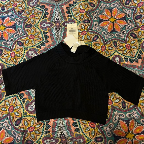 NWT Fabletics Camila Seamless Crop Top in size large, black. - Picture 3 of 7